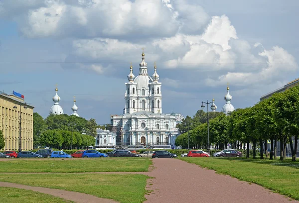 Перегляд Смольний Воскресенський собор в літній період. Санкт-Петербург — стокове фото