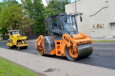 Peterhof, Rusya Federasyonu - 24 Temmuz 2015: Yol patinaj alanları yeni asfalt bir anayol üzerinde yoğunlaşmak