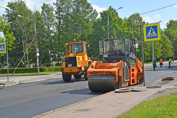 PETERHOF, RÚSSIA - JULHO 24, 2015: Colocação de novo asfalto em uma pista — Fotografia de Stock