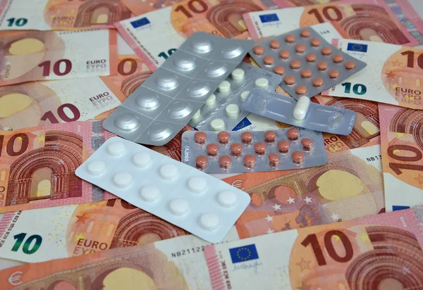 Упаковка наркотиков лежит на бумажных евро деньги — стоковое фото