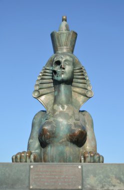 St. Petersburg, Rusya - 15 Temmuz 2015: Kişi ile bir Sfenks şeklinde bir kafatası ve kadın figürü (bir parçası siyasi baskılar kurbanları için bir anıt ikiye)