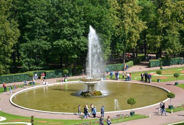 Peterhof, Rusya - 24 Temmuz 2015: Kase çeşme Nizhny Park
