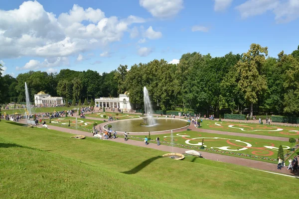 PETERHOF, RÚSSIA - JULHO 24, 2015: Vista da orquestra de Nizhny de parque — Fotografia de Stock