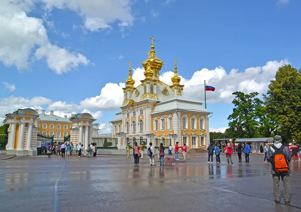 PETERHOF, RUSSIE - 24 JUILLET 2015 : Une vue de l "église Saint-Pierre-et-Paul au Palais du Grand Peterhof — Photo