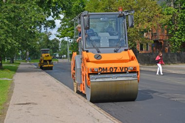 Peterhof, Rusya Federasyonu - 24 Temmuz 2015: Yol patinaj alanları yeni asfalt bir anayol üzerinde rulo