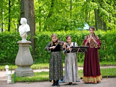 Peterhof, Rusya Federasyonu - 11 Haziran 2008: Üç kız müzisyenler Nizhny Park'ta bir konser vermek