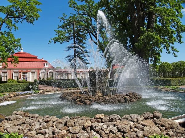 Peterhof, russland - 11. juni 2008: der garbenbrunnen im monplezirsky garten — Stockfoto