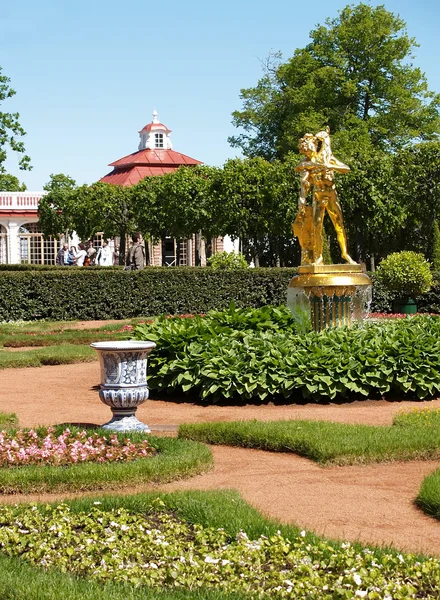 Peterhof, russland - 11. juni 2008: blick auf monplezirsky garten und glockenbrunnen — Stockfoto