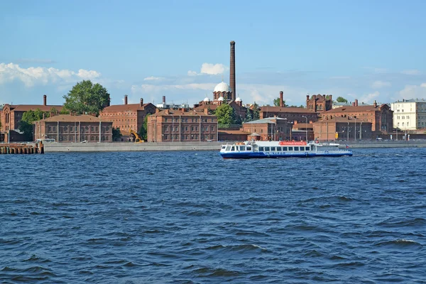 St. Petersburg, Rusland - 15 juli 2015: Weergave van Neva en voorlopige hechtenis center No. 1 ("kruisen") — Stockfoto