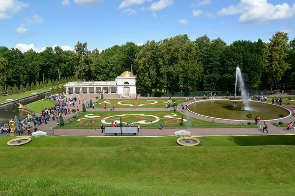 PETERHOF, RUSSIA - 24 LUGLIO 2015: Una vista di orchestra di Nizhny di parco in giorno estivo — Foto Stock