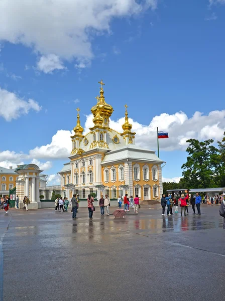 PETERHOF, RUSIA - 24 de julio de 2015: Una vista de la Iglesia de los Santos Pedro y Pablo en el Palacio de Gran Peterhof —  Fotos de Stock