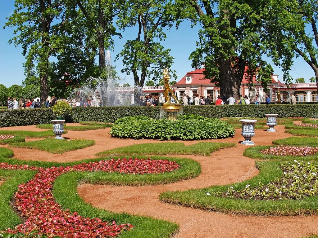 Peterhof Russia June 11 2008 The Bell Fountain In The