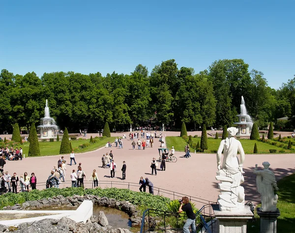 Peterhof, Rusko - 11. června 2008: Pohled na římské fontány v Nižném parku — Stock fotografie