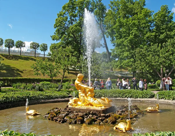 PETERHOF, RUSIA - 11 de junio de 2008: La fuente "Tritón que está desgarrando una boca a un monstruo marino" en el parque Nizhny — Foto de Stock