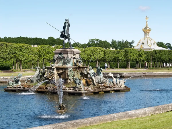 PETERHOF, RUSSIA - 11 GIUGNO 2008: La fontana di Nettuno nel giardino superiore — Foto Stock