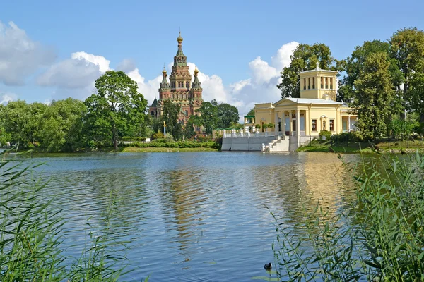 Peterhof, Rusko - 24 července 2015: Výhled na katedrálu svatého Petra a Pavla a Caricyn pavilonu na břehu Holguin rybníka — Stock fotografie