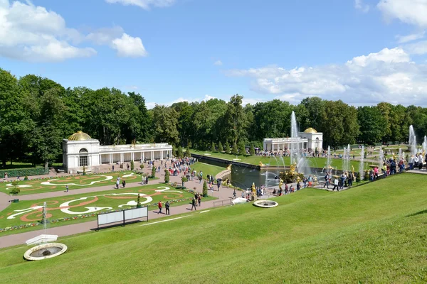 PETERHOF, RUSIA - 24 de julio de 2015: Una vista de las sedes de la orquesta de Nizhny del parque en un día soleado de verano —  Fotos de Stock