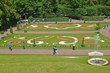 Peterhof, Rusya - 24 Temmuz 2015: Nijniy Novgorod Park büyük çiçek yatak iin Orkestrası koltukların bir görünüm