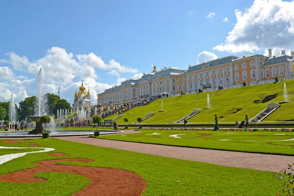 ПЕТЕРХОФ, РОССИЯ - 24 июля 2015 года: Вид на Большой дворец и каскад — стоковое фото