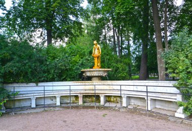 Peterhof, Rusya - 24 Temmuz 2015: Mermer tezgah çeşme Nizhny Park Orkestrası koltuk