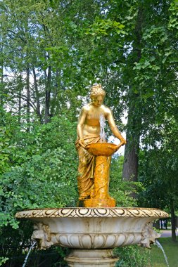 Peterhof, Rusya - 24 Temmuz 2015: Perisi çeşme Nizhny Park Orkestrası koltuk