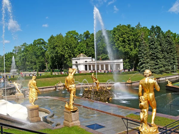 PETERHOF, RUSSIA - JUNE 11, 2008: A view of the Big cascade and the Voronikhinsky colonnade in Nizhny park — Stock Photo, Image