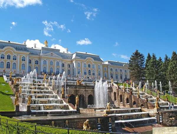 PETERHOF, RÚSSIA - JUNHO 11, 2008: Vista da cascata Grande e palácio em assentos de orquestra de Nizhny de parque — Fotografia de Stock