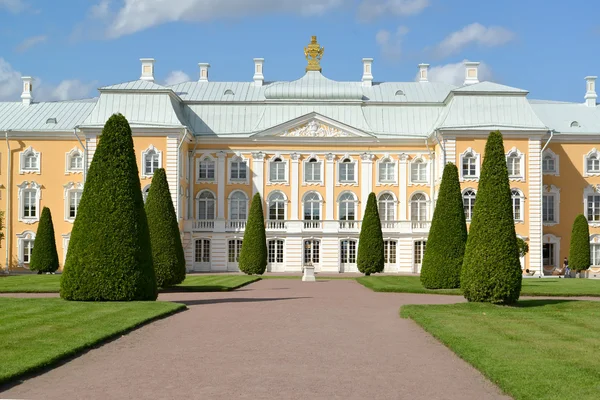 PETERHOF, RÚSSIA - 24 de julho de 2015: Vista do Grande Palácio de Peterhof. Jardim superior — Fotografia de Stock