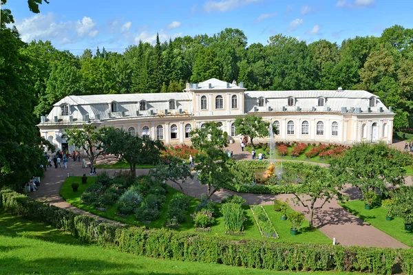 PETERHOF, RUSIA - 24 de julio de 2015: Vista del jardín del invernadero y el gran invernadero. Parque inferior — Foto de Stock