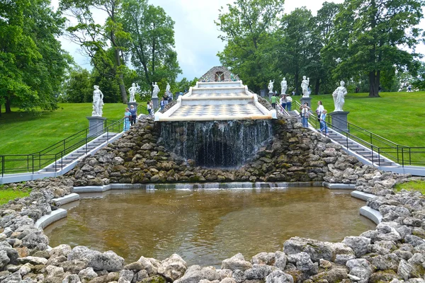 PETERHOF, RÚSSIA - 24 de julho de 2015: A cascata da montanha de xadrez em — Fotografia de Stock