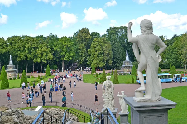 PETERHOF, RUSSIA - JULY 24, 2015: A view of the Roman fountains — Stock Photo, Image