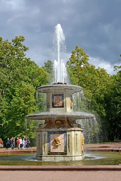 Peterhof, Rosja - zm. 24 lipca 2015: Roman fontanna w Niżnym p — Zdjęcie stockowe