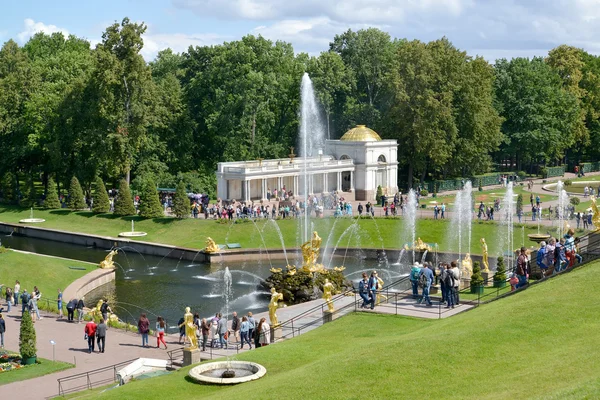 PETERHOF, RUSSIA - JULY 24, 2015: A view of the Big cascade in a — Stock Photo, Image