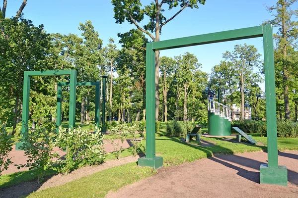 Peterhof, Ρωσία - 24 Ιουλίου 2015: Ξύλινες τραβέρσες (συγκρότημα από παιχνίδια γυμναστικής). Αλεξάνδρεια πάρκο — Φωτογραφία Αρχείου