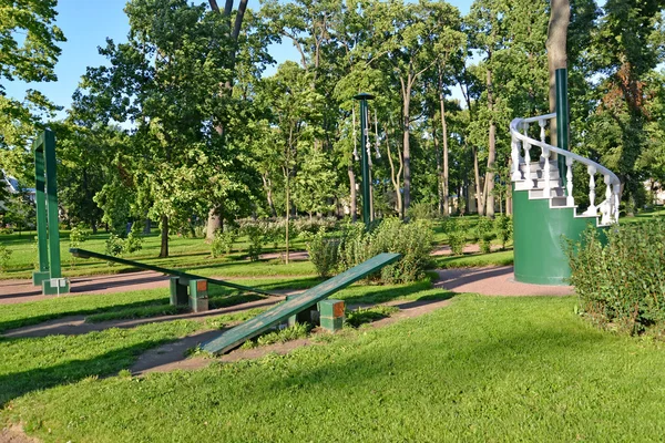 Peterhof, Ρωσία - 24 Ιουλίου 2015: Θέα παιδιά Playground αθλήματα αναψυχής (συγκρότημα των γυμναστικές παιχνίδια). Αλεξάνδρεια πάρκο — Φωτογραφία Αρχείου