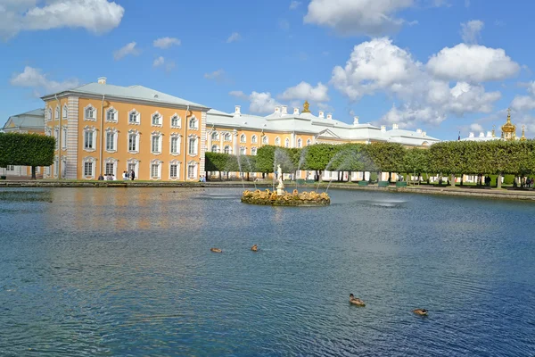 PETERHOF, RUSSIA - 24 LUGLIO 2015: Veduta delle fontane degli stagni quadrati contro il Palazzo del Grand Peterhof. Giardino superiore — Foto Stock