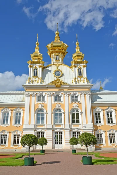 Peterhof, Rosja - zm. 24 lipca 2015: Kościół świętych Piotra i Paul w Wielki Pałac Peterhof. Ogród — Zdjęcie stockowe