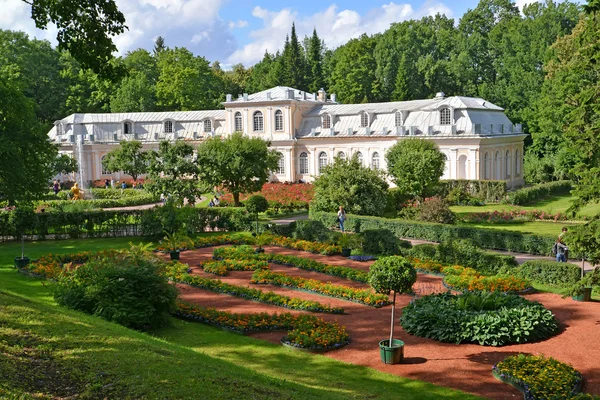 PETERHOF, RUSIA - 24 de julio de 2015: Vista del jardín del invernadero y el gran invernadero. Parque inferior — Foto de Stock