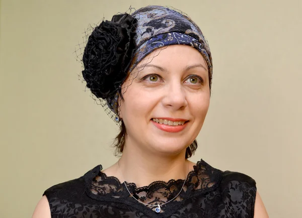 Porträt einer Frau mittleren Alters mit Hut und Schleier auf hellem Hintergrund — Stockfoto