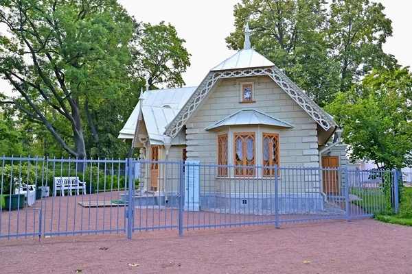 PETERHOF, RUSIA - 24 de julio de 2015: Museo "Courier Lodge". Alejandría par — Foto de Stock