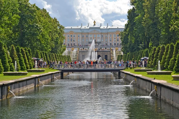 Peterhof, Rusko - 24 července 2015: Pohled velký palác a kaskády z moře kanálem. Dolní park — Stock fotografie