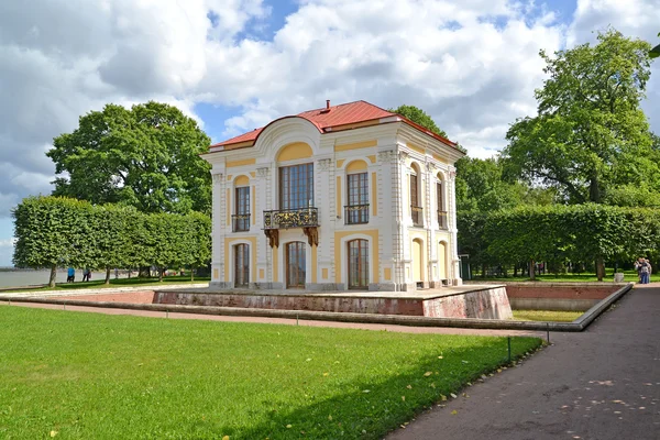 Peterhof, Rosja - zm. 24 lipca 2015: Widok pawilonu "Hermitage" w Niżnym parku — Zdjęcie stockowe