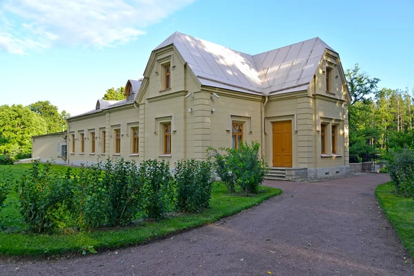 Peterhof, russland - 24. juli 2015: museum "palastseilbahn". Alexandria-Park — Stockfoto