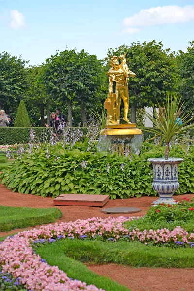 Peterhof, Rusko - 24 července 2015: The Bell fontána v Monplezirsky zahradě. Dolní park — Stock fotografie