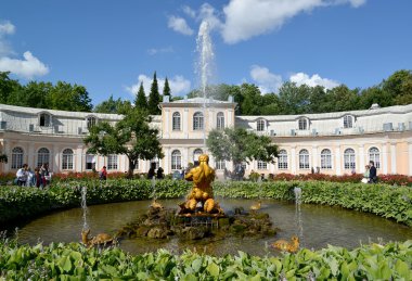 Peterhof, Rusya - 24 Temmuz 2015: Nijniy Park büyük sera karşı 