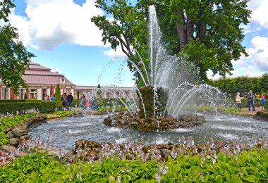 Peterhof, Rusya - 24 Temmuz 2015: Demeti çeşme Monplezirsky bahçesinde. Alt park