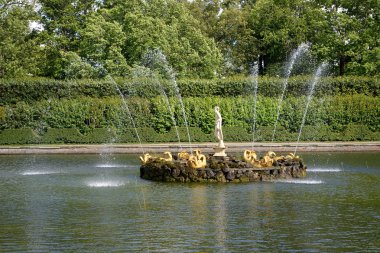 Peterhof, Rusya - 24 Temmuz 2015: En iyi Bahçe çeşme Meydanı gölet