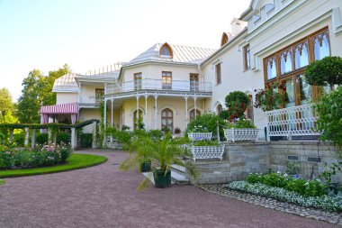 Peterhof, Rusya - 24 Temmuz 2015: The Cottage palace Park Ale