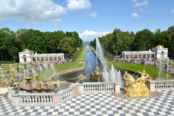 PETERHOF, RUSSIA - JULY 24, 2015: View of the Big cascade, Sea channel, Voronikhinsky colonnades — Stock Photo, Image