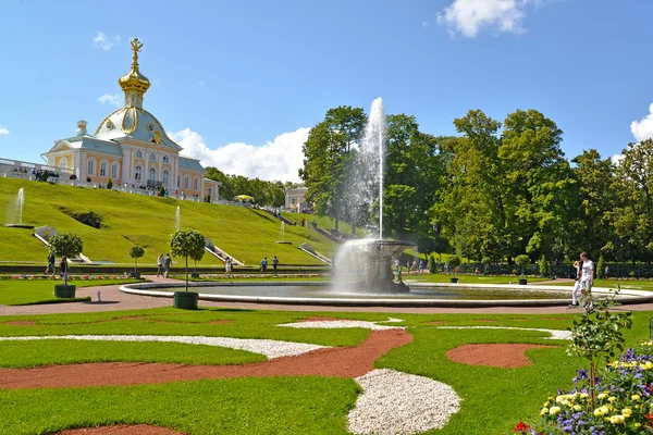 PETERHOF, RÚSSIA - 24 de julho de 2015: Vista da fonte da bacia e museu "Special Storeroom". Parque inferior — Fotografia de Stock